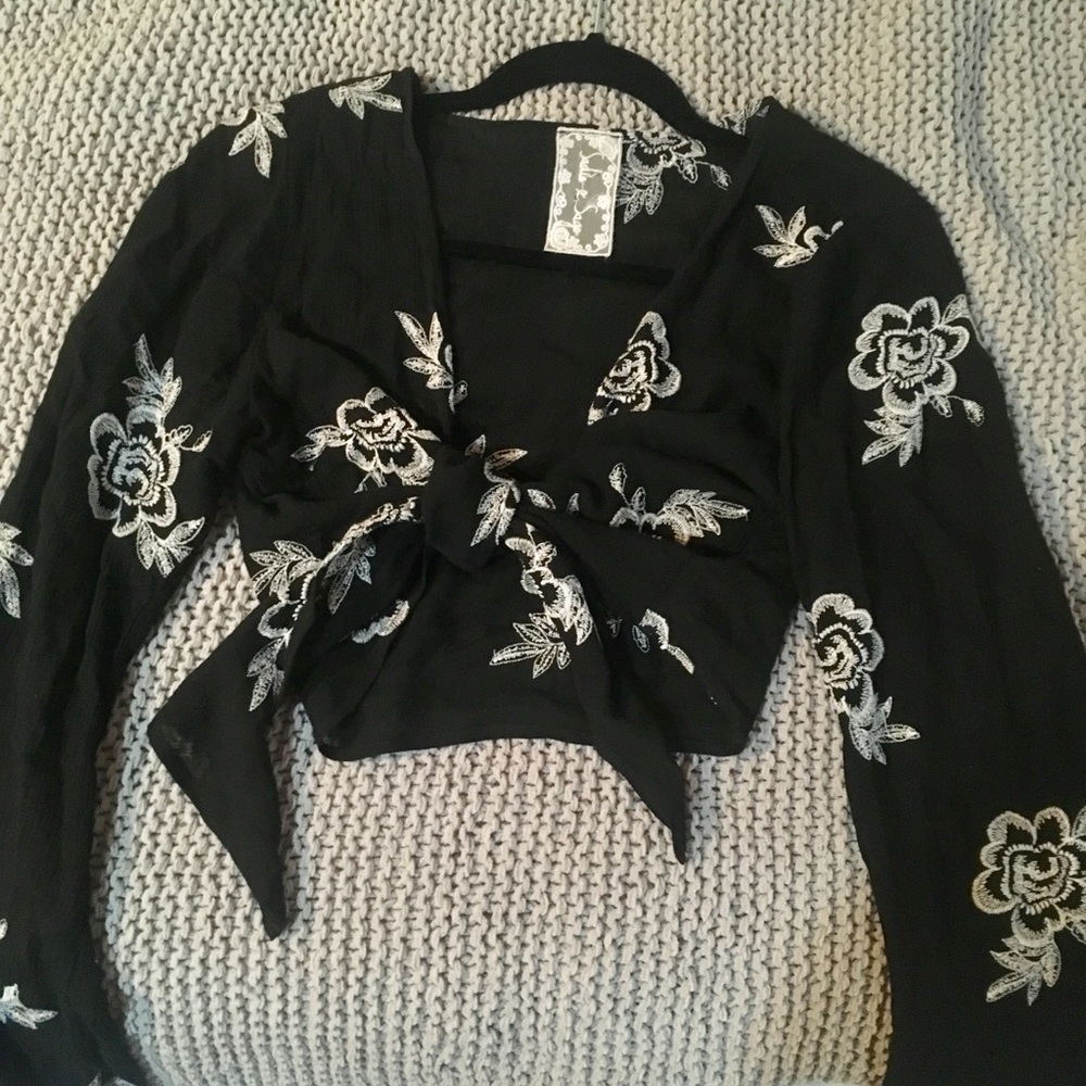 Long sleeve black cropped tie top